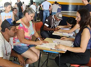 Prefeitura ajuda moradores com a casa própria