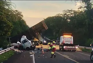 Cinco morrem em acidente entre duas carretas, caminhão e carro na BR-163 em Campo Grande