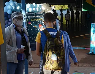 Covid adia volta às aulas