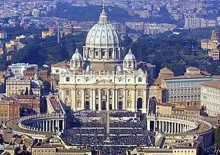 Vaticano condena oficiais por vazar informações a jornalistas