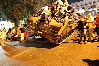 Turquia reage à tentativa de golpe de Estado e prende 2800 militares rebeldes