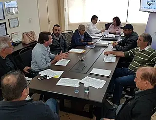 Vereadores conhecem projeto da Casa do Mel em reunião na Prefeitura