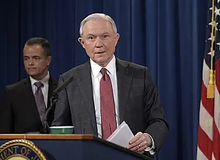 Após revelação de encontro com embaixador russo, Trump defende Jeff Sessions