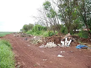 Uma semana depois, moradores refazem 'lixão' eliminado
