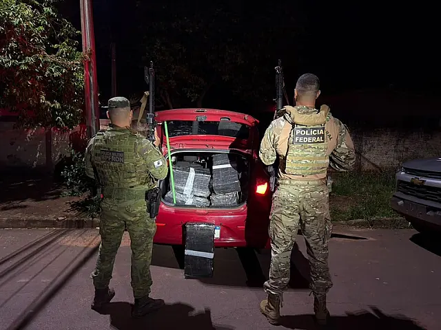 Polícia apreende 329 kg de maconha e prende dois
