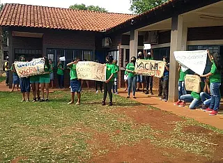 Alunos de escola indígena cobram vacina a partir de 12 anos de idade