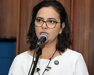 Gleice Jane homenageia professores com comenda