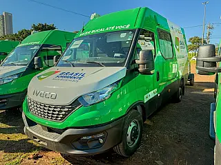 Geraldo Resende entrega 15 micro-ônibus do SUS