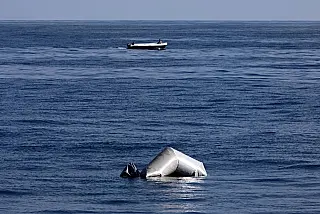 Cerca  de 140 migrantes estão desaparecidos após naufrágio no Mediterrâneo