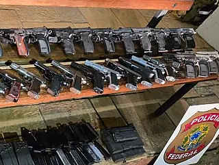 Operação apreende pistolas e carregadores de fuzis