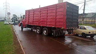 Bandidos abandonam caminhão furtado em avenida movimentada da capital