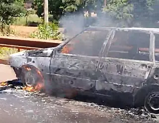 Carro é incendiado ao 'furar' barreira de fogo em rodovia