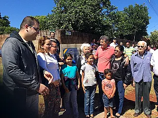 Depois de amassar barro por 40 anos, moradores agradecem asfalto
