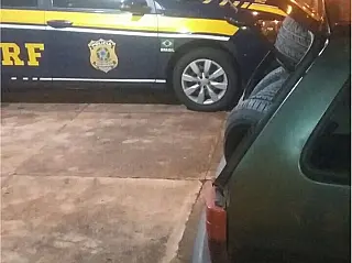 Após denuncia polícia apreende carga de pneus contrabandeados