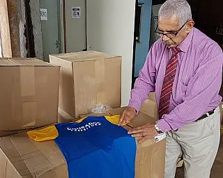 Educação começa a distribuir uniforme escolar em Dourados