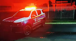 Mulher em trabalho de parto é escoltada até hospital