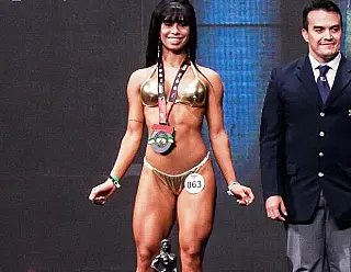 Edição do Pretorianos de MMA traz cage girl Marcelle a Dourados