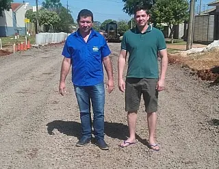 Olavo Sul comemora asfalto para a rua Leônidas Além