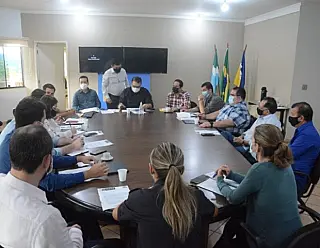 Sessão da madrugada aumenta salários do prefeito