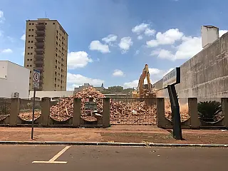 Casa onde morou o primeiro advogado de Dourados é demolida