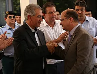 Governador entrega oito viaturas policiais e anuncia mais 50 para o começo do ano