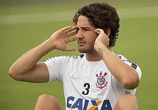 Pato acerta com o Chelsea por seis meses