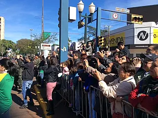 Tempo bom leva milhares de pessoas à praça para ver desfile