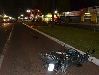 Motociclista morre ao ser atropelado por dois veículos ao cruzar semáforo