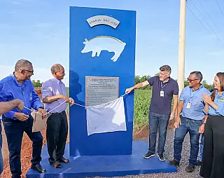 Zé Teixeira ganha homenagem em unidade de suínos