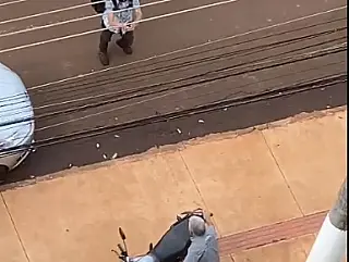 Porteiro proíbe moto de estacionar