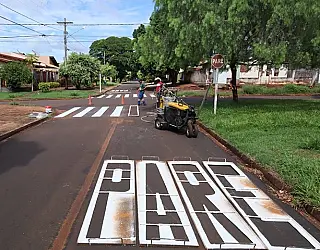 Recapeada, Rua Monte Castelo ganha nova sinalização viária
