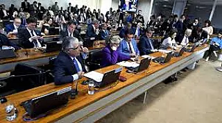 Aprova projeto que isenta FGTS e INSS de aposentados contratados