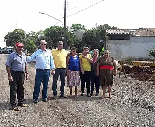 Idenor comemora asfalto com moradores de bairros