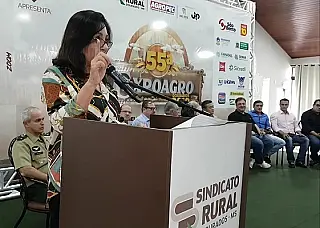 Prefeita pede aplausos ao anunciar usina de asfalto para Dourados