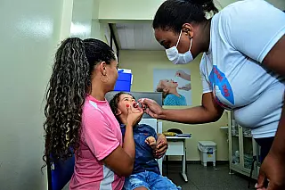 Saude vacina crianças até cinco anos contra a Polio