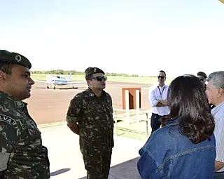 Equipe de construção do Exército visita aeroporto de Dourados