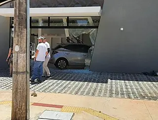 Carro invade loja após acidente em Dourados