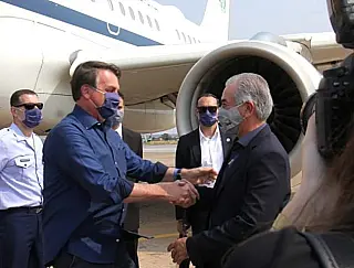 Bolsonaro promete que o governo vai ofertar vacina gratuita e aplicação não será obrigatória