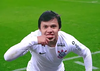Artilheiro do Corinthians festeja bom momento 'escovando os dentes'