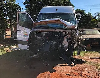 Motorista de Van diz que Pálio com acadêmicas 'invadiu inesperadamente' a pista