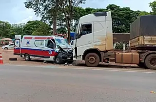 Paciente em ambulância morre após veículo de socorro colidir de frente com carreta