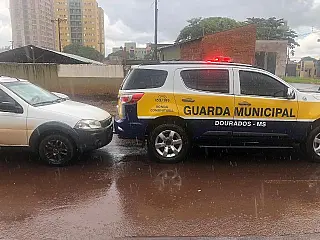 Idoso dirigindo embriagado atropela viatura da Guarda Municipal
