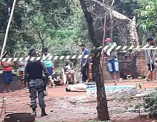 Homem é encontrado morto na aldeia, mulher é suspeita de assassinar marido