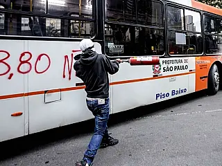 Durante protesto em SP oito ônibus foram depredados