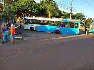Com rua interditada, ônibus muda trajeto, sofre acidente e passageiros aguardam novo veículo