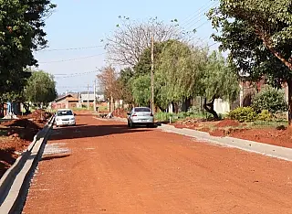 Prefeita completa trechos de asfalto e executa meio-fios em ruas do Guaicurus