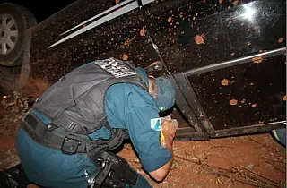 Depois de capotagem, condutor é achado inconsciente fora de carro