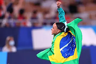 Rebeca é ouro no solo e vira maior medalhista olímpica do Brasil