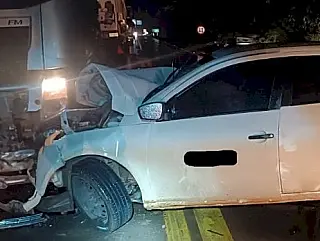 Condutor de Gol bate de frente com carreta