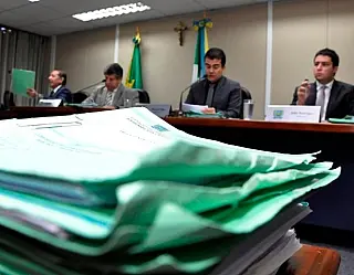 Deputados vão analisar atendimento preferencial a idosos em bancos